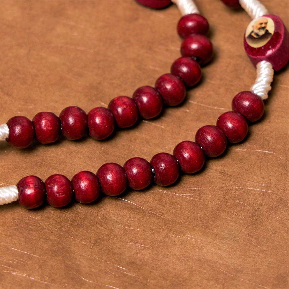 Rosario da tenere in mano con perline di legno rosso vino di arte cristiana, croce della Vergine Maria - image 11