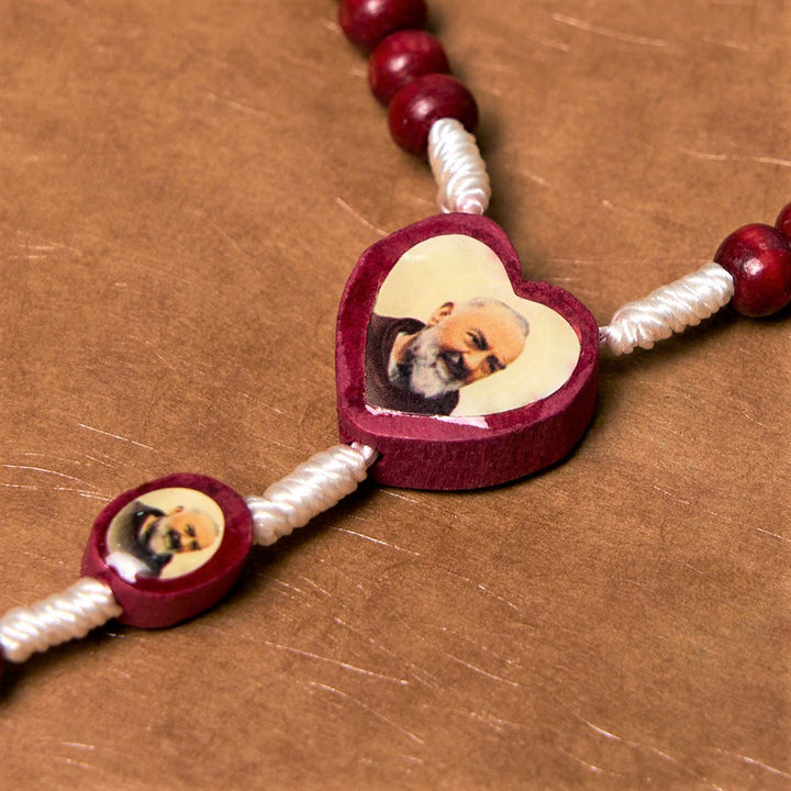 Rosario da tenere in mano con perline di legno rosso vino di arte cristiana, croce della Vergine Maria - image 10
