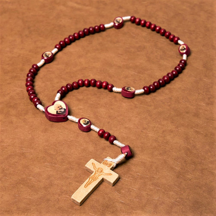 Rosario da tenere in mano con perline di legno rosso vino di arte cristiana, croce della Vergine Maria - image 4