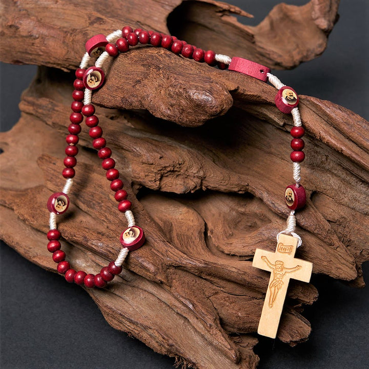 Rosario da tenere in mano con perline di legno rosso vino di arte cristiana, croce della Vergine Maria - San Pio - image 2