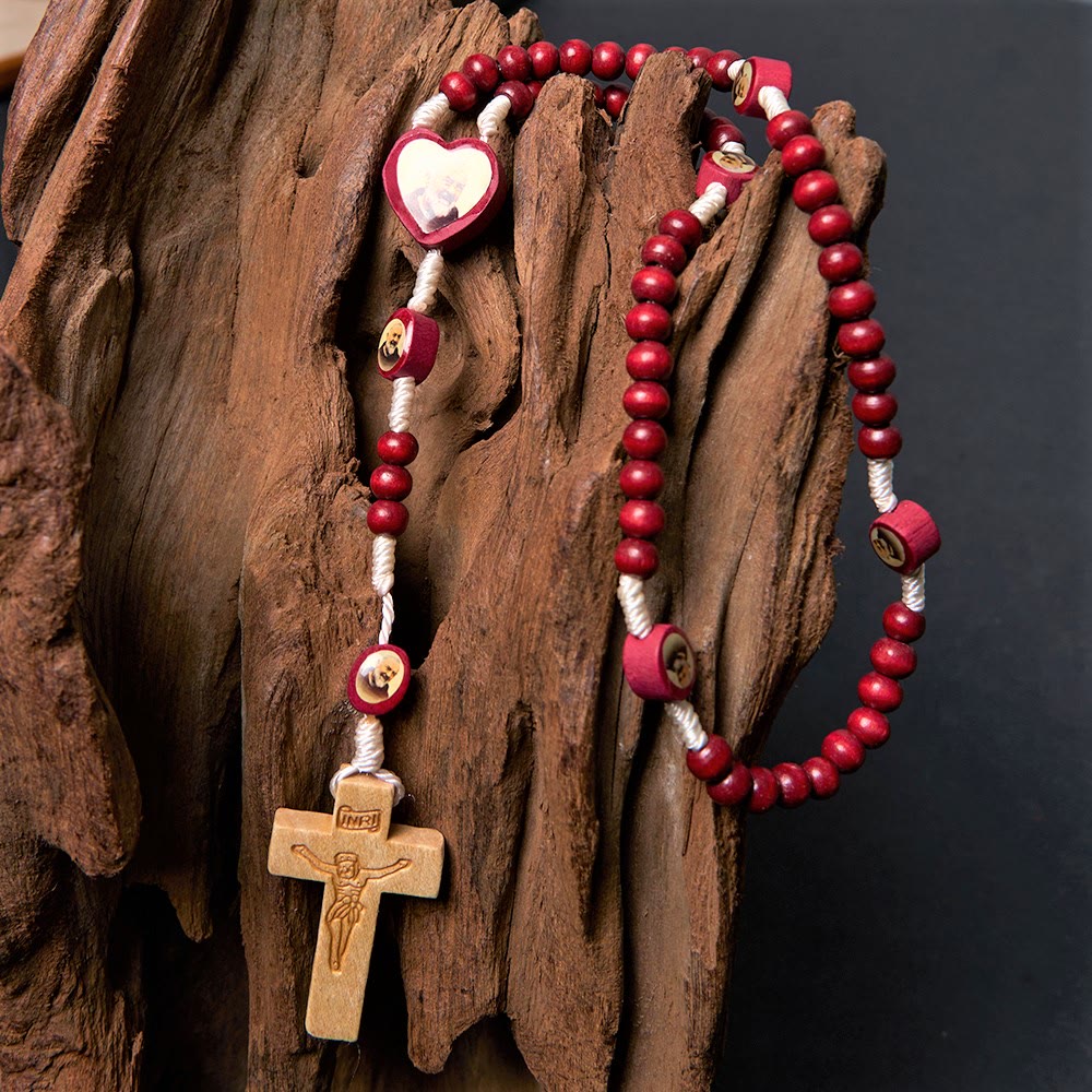 Rosario da tenere in mano con perline di legno rosso vino di arte cristiana, croce della Vergine Maria - image 9