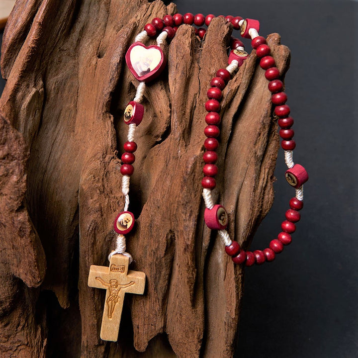 Rosario da tenere in mano con perline di legno rosso vino di arte cristiana, croce della Vergine Maria - image 9