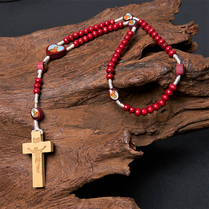 Rosario da tenere in mano con perline di legno rosso vino di arte cristiana, croce della Vergine Maria - image 7