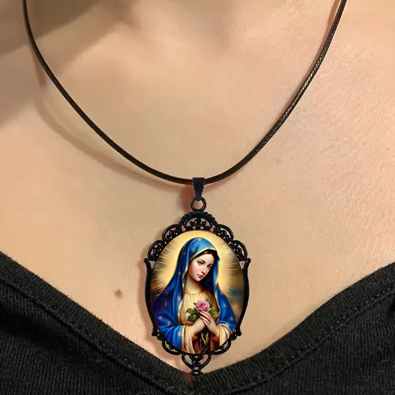 Christianartworkshop Collana con bordo vintage in stile gotico raffigurante la Madonna di Guadalupe - image 1