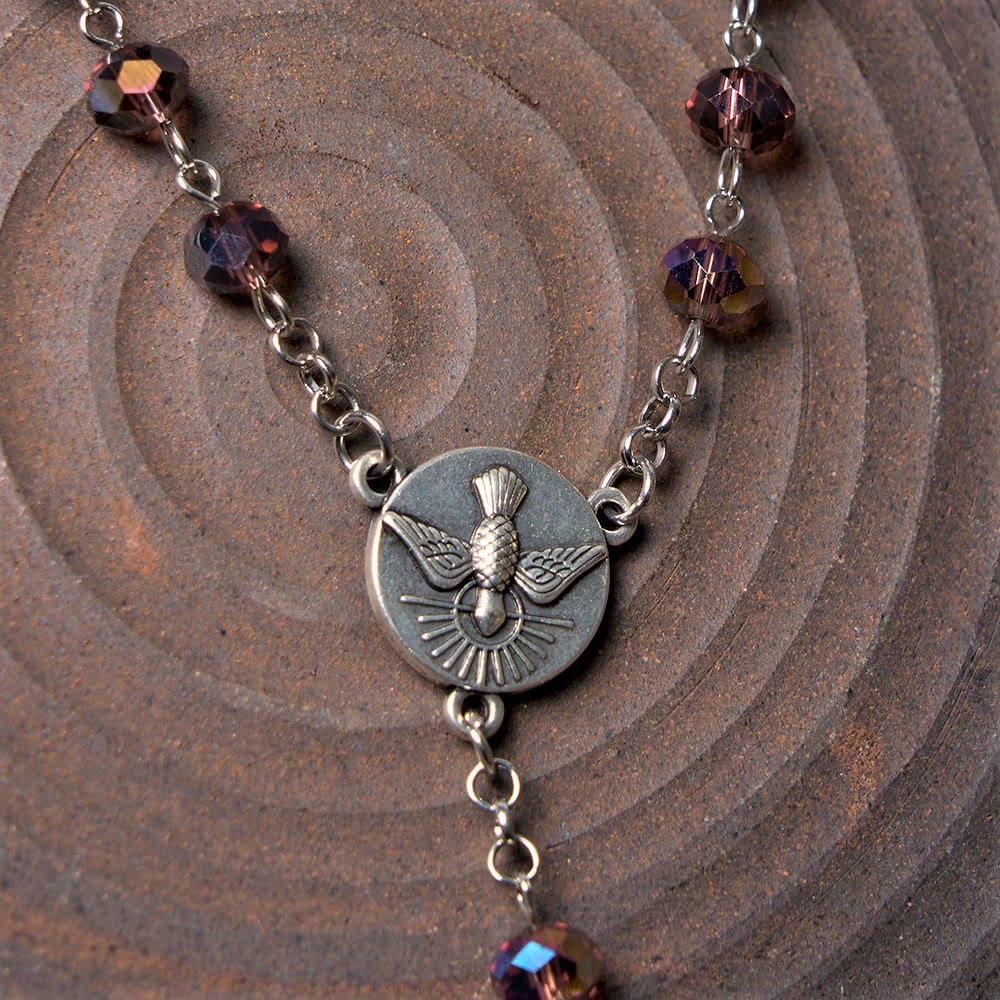 Christianartworkshop Rosario in lega di cristallo viola con catena in poliedro da 6*8 mm con Spirito Santo e Madonna delle Grazie - image 5