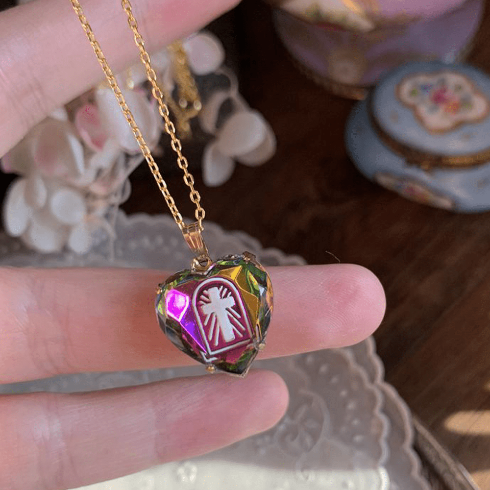 Collana in vetro iridescente a forma di cuore e croce, stile vintage, realizzata con tecnica di intaglio e smalto Christianartworkshop - Rosa-arancio - image 0