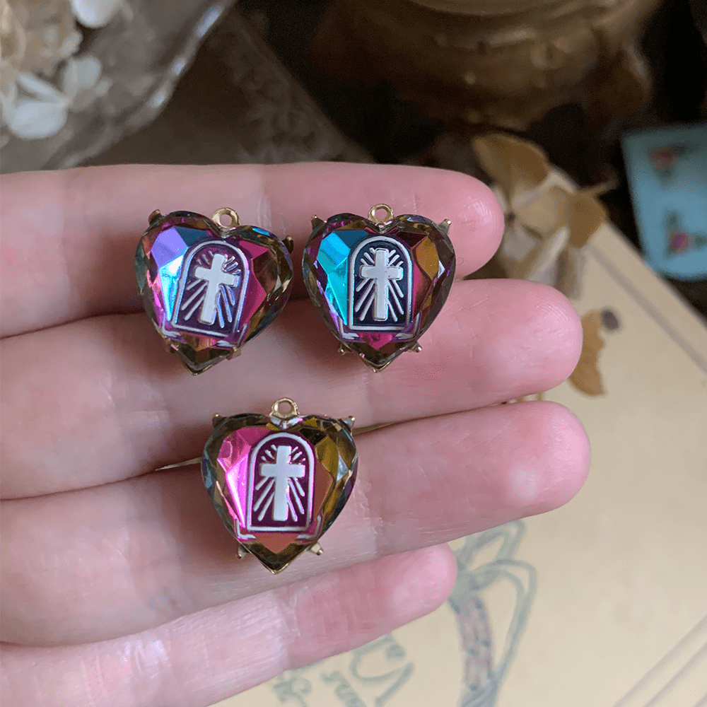 Collana in vetro iridescente a forma di cuore e croce, stile vintage, realizzata con tecnica di intaglio e smalto Christianartworkshop - Viola-blu - image 1