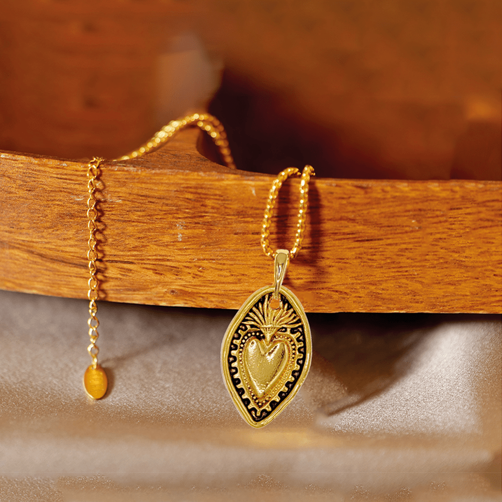 Collana con ciondolo a forma di scudo a forma di cuore in stile retrò placcato oro 24K Christianartworkshop - Scudo del cuore - image 0