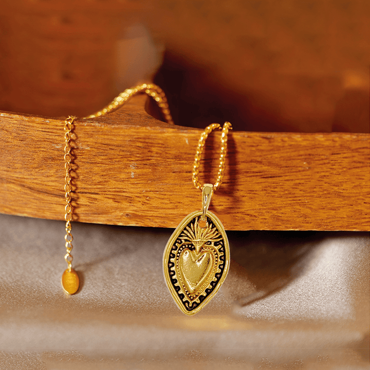 Collana con ciondolo a forma di scudo a forma di cuore in stile retrò placcato oro 24K Christianartworkshop - Scudo del cuore - image 0