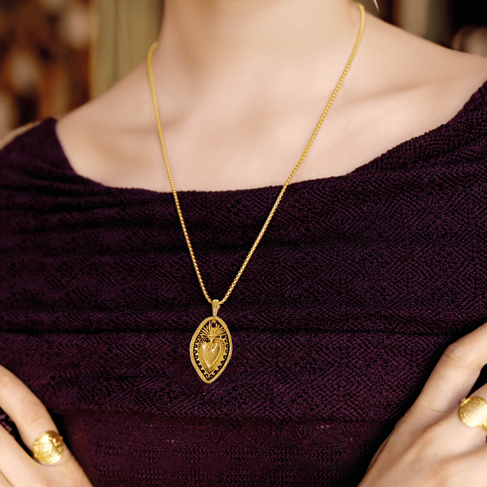 Collana con ciondolo a forma di scudo a forma di cuore in stile retrò placcato oro 24K Christianartworkshop - image 1