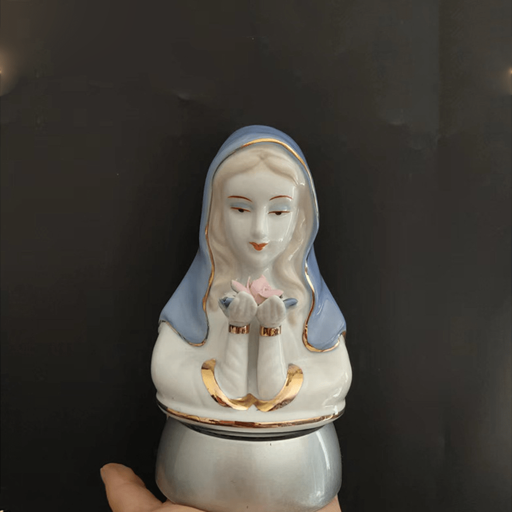 Christianartworkshop Statuetta della Vergine Maria in ceramica bianco-blu in stile classico, decorazioni da tavolo stereoscopiche - image 1
