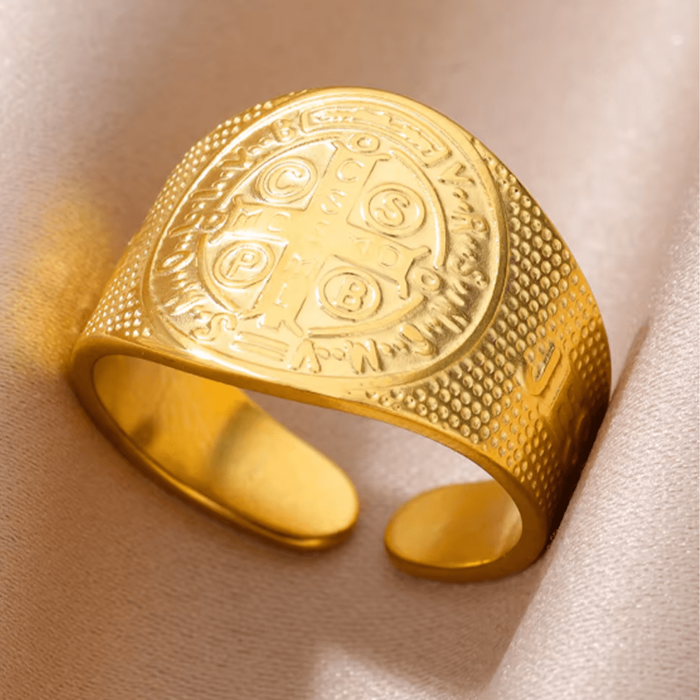 Christianartworkshop Anello regolabile in titanio con simbolo di San Benedetto e Gesù in stile classico - D'oro - image 0