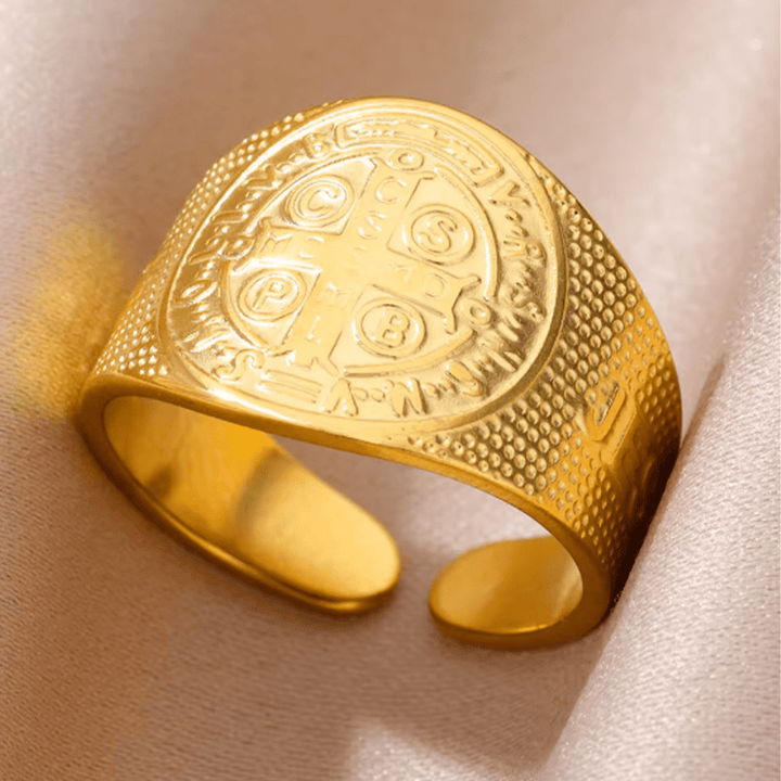 Christianartworkshop Anello regolabile in titanio con simbolo di San Benedetto e Gesù in stile classico - D'oro - image 0