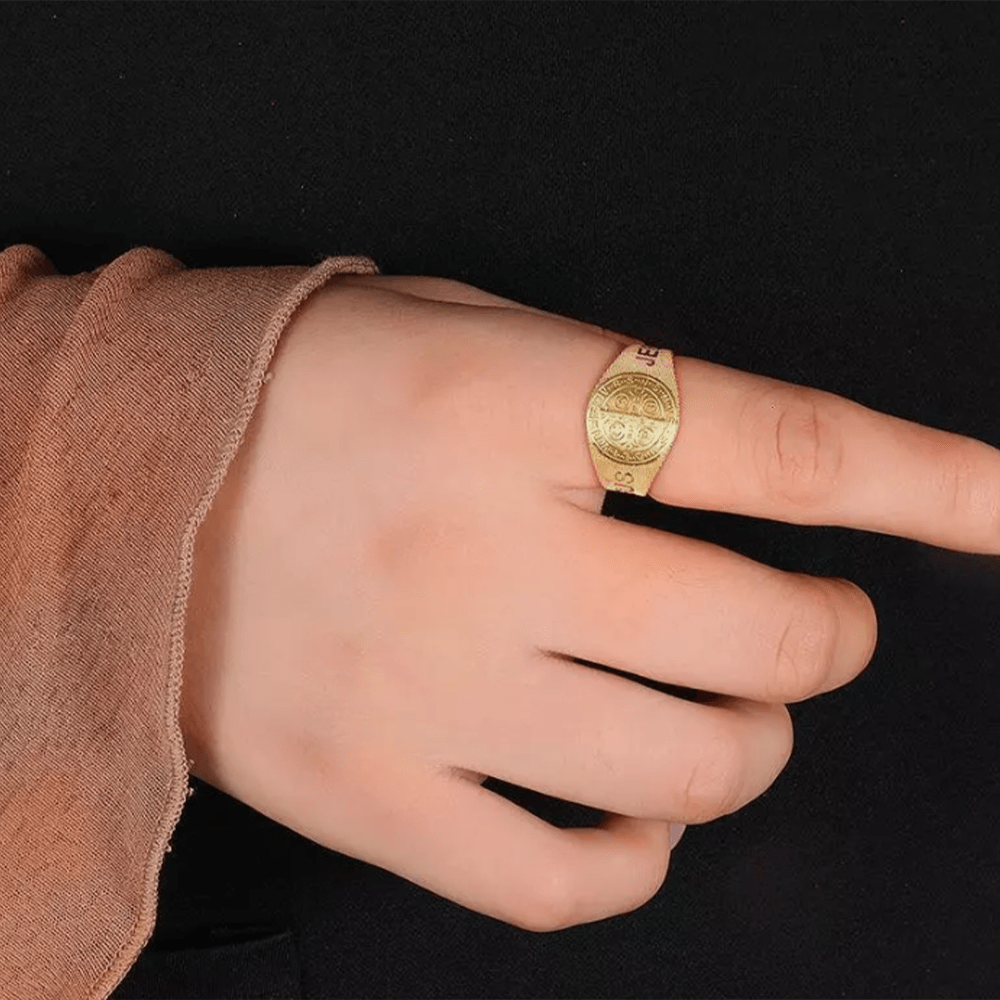 Christianartworkshop Anello regolabile in titanio con simbolo di San Benedetto e Gesù in stile classico - image 4