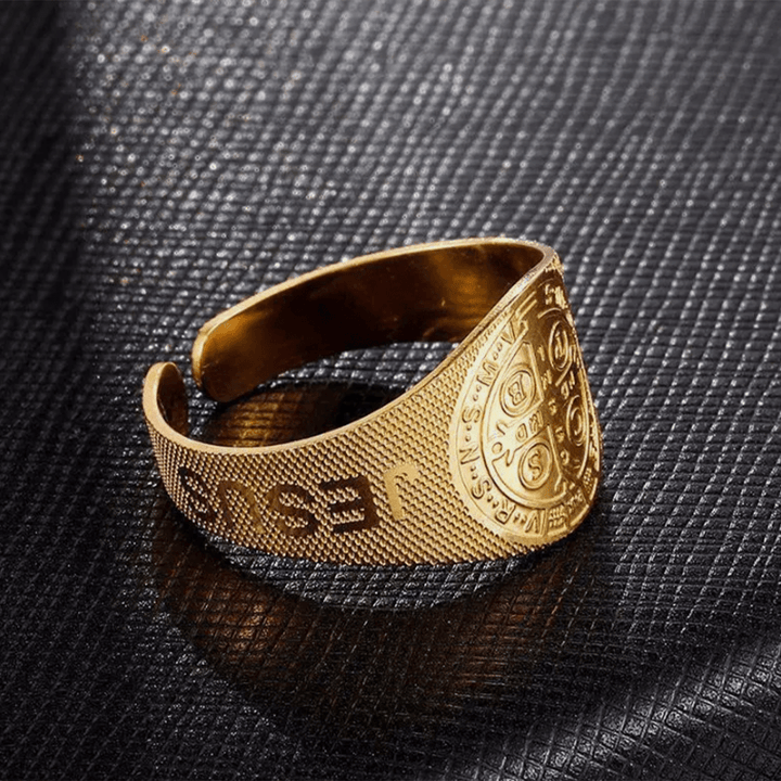 Christianartworkshop Anello regolabile in titanio con simbolo di San Benedetto e Gesù in stile classico - image 5