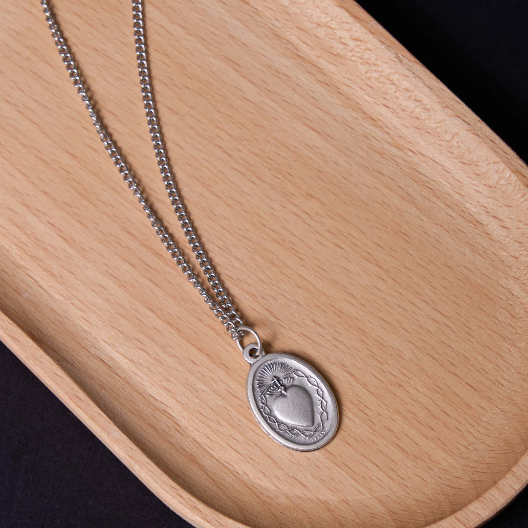 Collana con ciondolo a forma di croce e fiore del Sacro Cuore di Gesù in stile classico Christianartworkshop - image 4