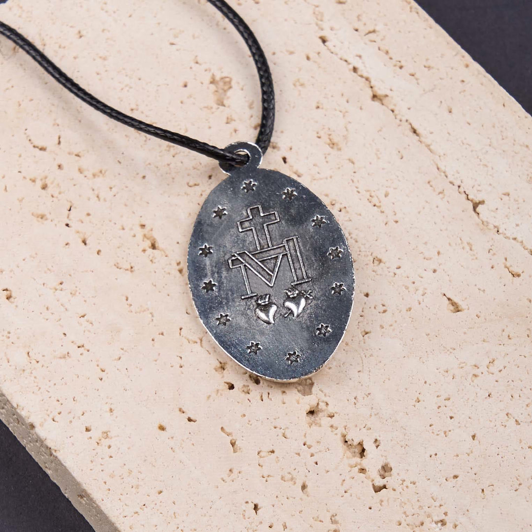 Collana con ciondolo della medaglia miracolosa della Madonna in stile classico Christianartworkshop - image 3