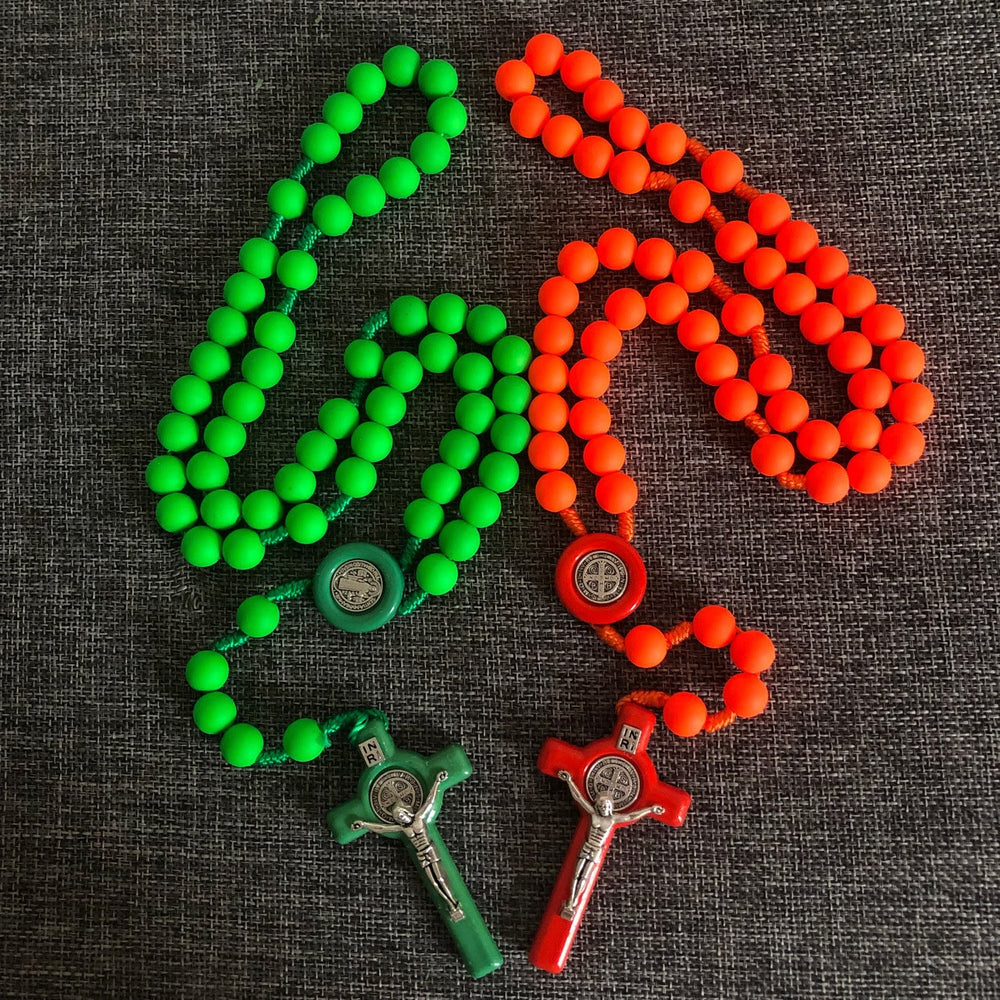 Christianartworkshop Medaglia di San Benedetto e Crocifisso di Rosario in cordino di nylon acrilico fluorescente multicolore rotondo da 10 mm - image 1