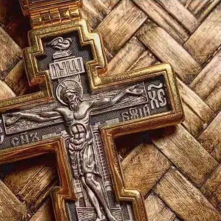 Collana con ciondolo in lega bicolore con Gesù crocifisso in stile retrò Christianartworkshop - image 1