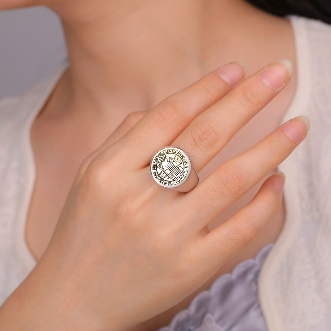 Anello in acciaio inossidabile con medaglia dell'esorcismo di San Benedetto incisa in stile retrò-pop Christianartworkshop - image 5