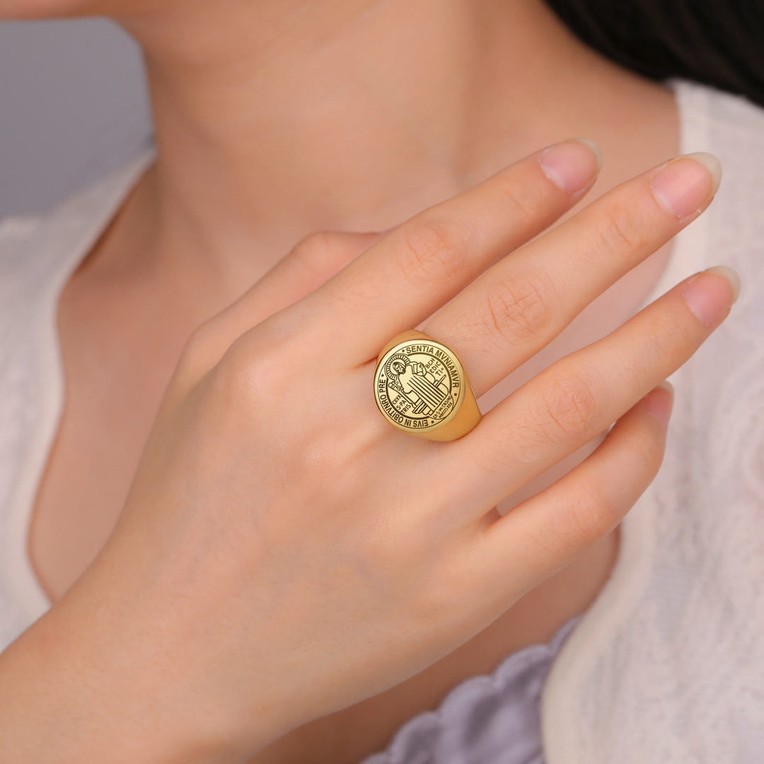 Anello in acciaio inossidabile con medaglia dell'esorcismo di San Benedetto incisa in stile retrò-pop Christianartworkshop - image 6