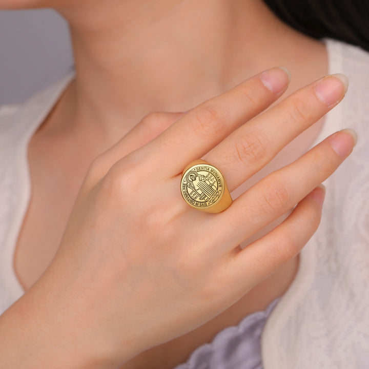 Anello in acciaio inossidabile con medaglia dell'esorcismo di San Benedetto incisa in stile retrò-pop Christianartworkshop - image 6