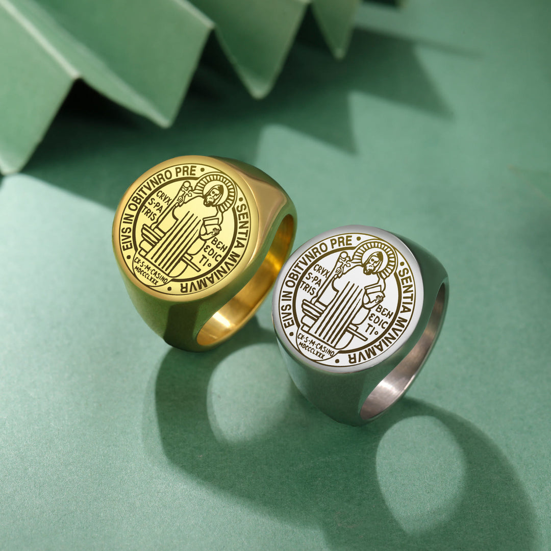 Anello in acciaio inossidabile con medaglia dell'esorcismo di San Benedetto incisa in stile retrò-pop Christianartworkshop - Argento - US8 - image 0