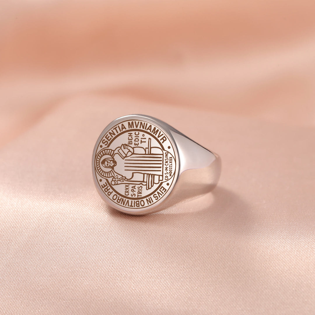 Anello in acciaio inossidabile con medaglia dell'esorcismo di San Benedetto incisa in stile retrò-pop Christianartworkshop - image 3