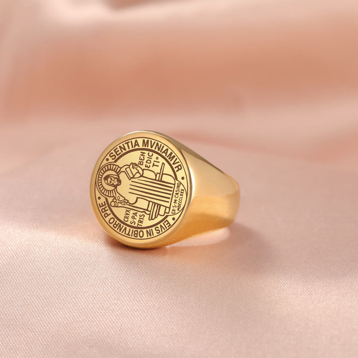 Anello in acciaio inossidabile con medaglia dell'esorcismo di San Benedetto incisa in stile retrò-pop Christianartworkshop - D'oro - US 12 - image 4