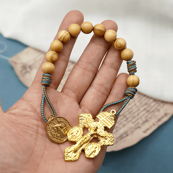 Christianartworkshop Medaglia di San Benedetto e Crocifisso da 10 mm in legno d'ulivo dorato con cordino in nylon e rosario tascabile - image 2