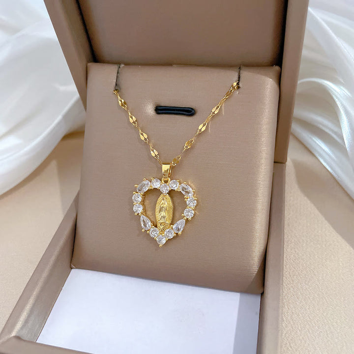 Collana con ciondolo di Nostra Signora di Guadalupe incastonata in pietre preziose a forma di cuore, stile lussuoso Christianartworkshop - image 3