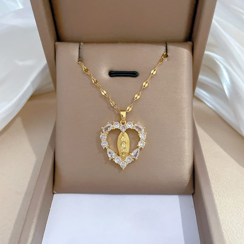 Christianartworkshop Collana con ciondolo di Nostra Signora di Guadalupe incastonato in pietre preziose a forma di cuore di lusso - image 1