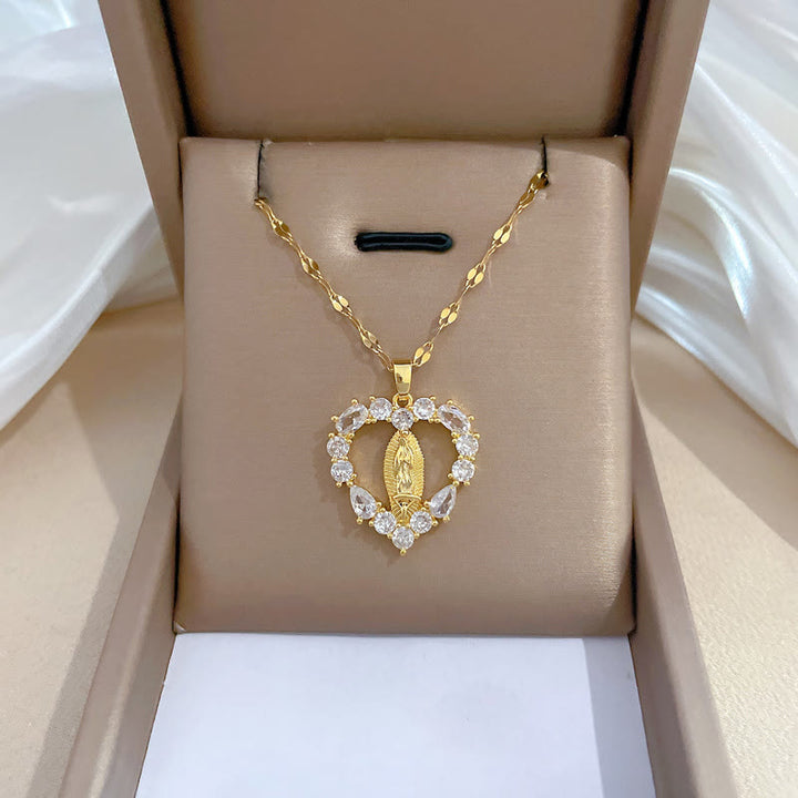 Christianartworkshop Collana con ciondolo di Nostra Signora di Guadalupe incastonato in pietre preziose a forma di cuore di lusso - image 1
