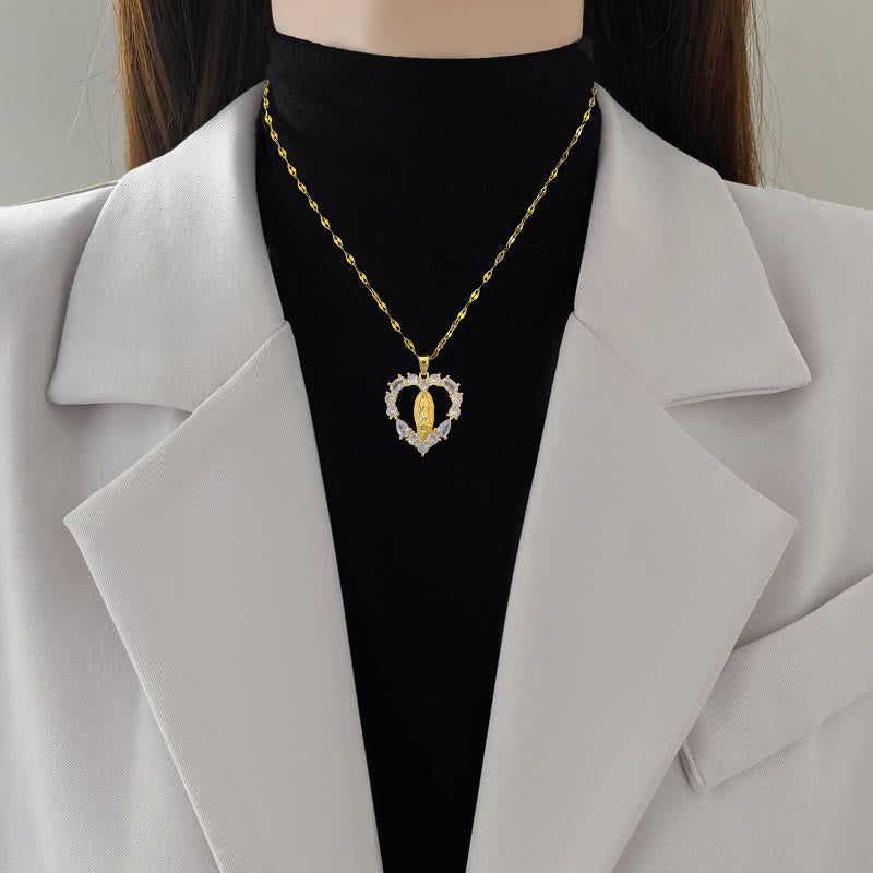 Collana con ciondolo di Nostra Signora di Guadalupe incastonata in pietre preziose a forma di cuore, stile lussuoso Christianartworkshop - image 2
