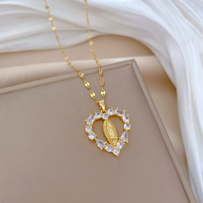 Christianartworkshop Collana con ciondolo di Nostra Signora di Guadalupe incastonato in pietre preziose a forma di cuore di lusso - Nostra Signora di Guadalupe - image 0