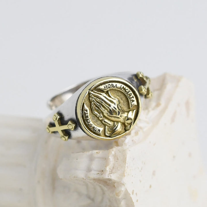 Anello in titanio con mani in preghiera in stile classico Christianartworkshop - Dimensione media - image 0