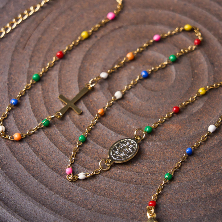 Christianartworkshop Collana con catena per clavicola colorata, stile fresco ed elegante, con croce e 5 medaglie - image 1