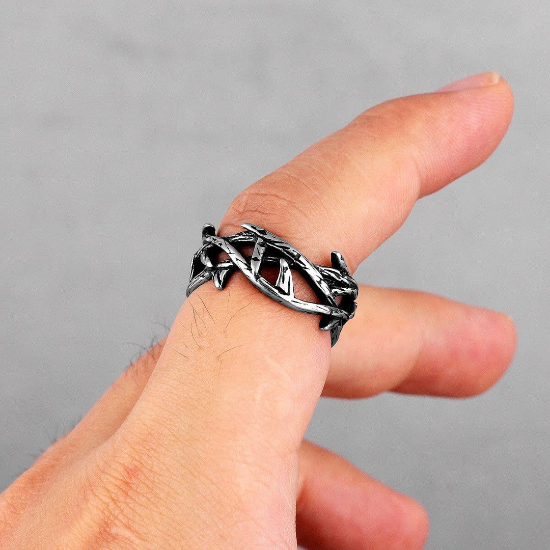 Anello in acciaio al titanio con corona di spine di Gesù in stile retrò realizzato Christianartworkshop - image 2