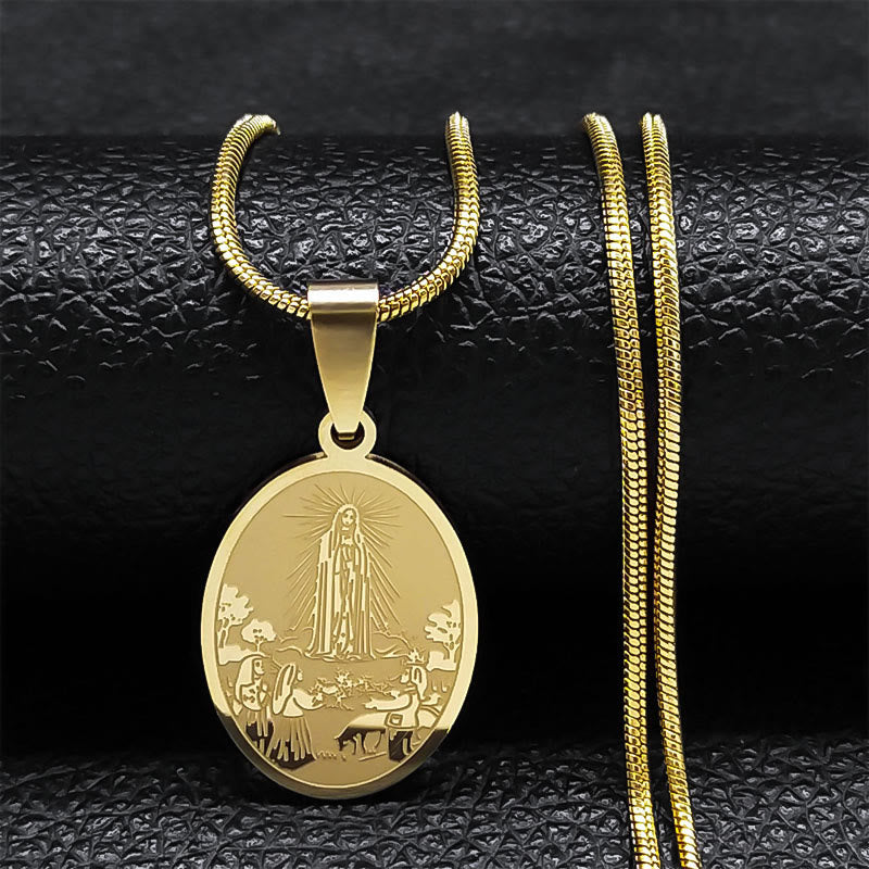 Collana con ciondolo della Madonna di Fatima in stile classico Christianartworkshop , realizzata artigianalmente, con benedizione - Oro - image 1