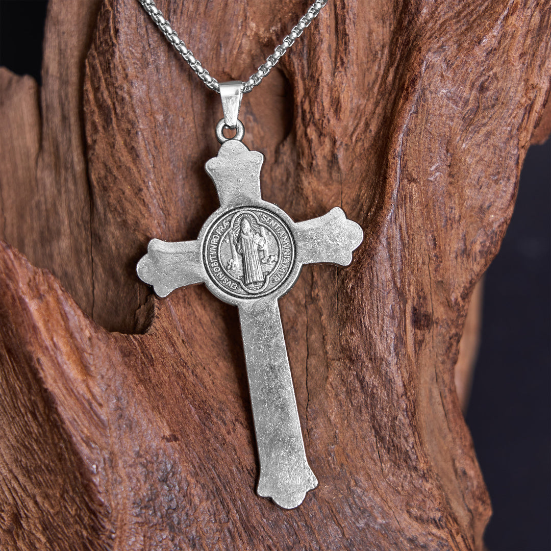 Christianartworkshop Collana con pendente in lega con icona di San Benedetto e crocifisso di Gesù in stile classico - image 2