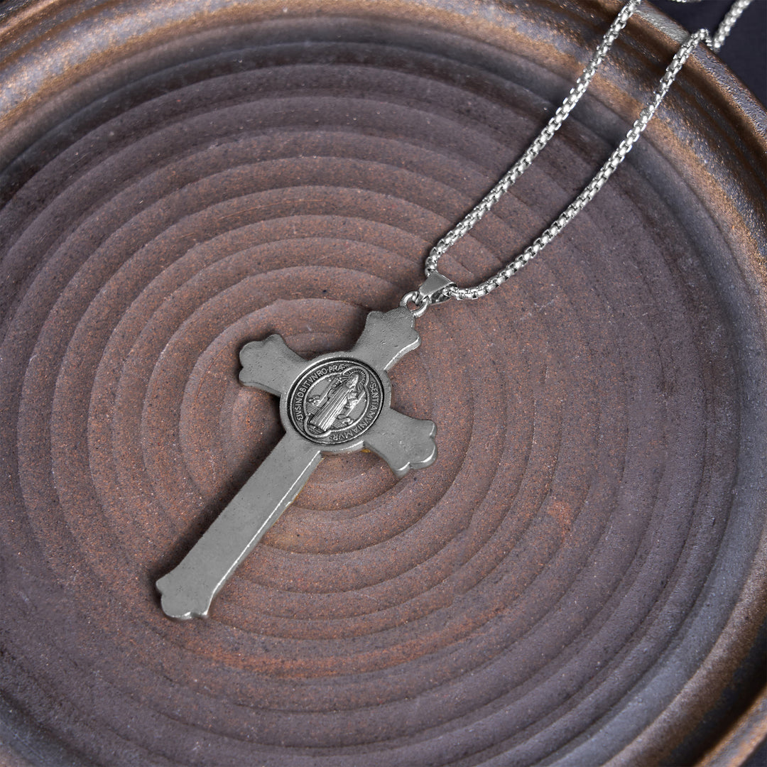 Christianartworkshop Collana con pendente in lega con icona di San Benedetto e crocifisso di Gesù in stile classico - image 4