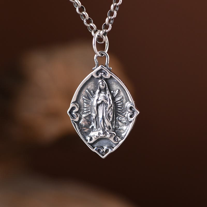Collana con ciondolo in argento sterling di Nostra Signora di Guadalupe, realizzata artigianalmente in stile retrò Christianartworkshop - Vergine Maria - image 0