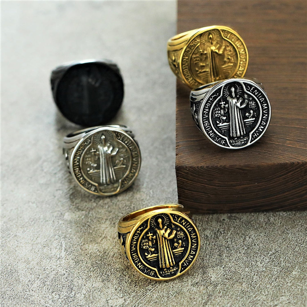 Christianartworkshop Anello in acciaio al titanio lavorato a mano, classico e retrò, con simbolo di San Benedetto - image 0