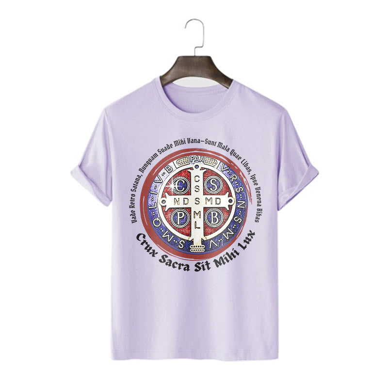 Christianartworkshop Maglietta a maniche corte con medaglia di San Benedetto in stile classico - Viola - 2XL - image 15