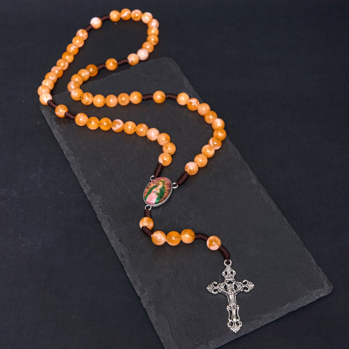 Christianartworkshop Rosario rotondo in cordino di nylon acrilico arancione con la Madonna di Guadalupe e Crocifisso da 10 mm - Arancia - image 0