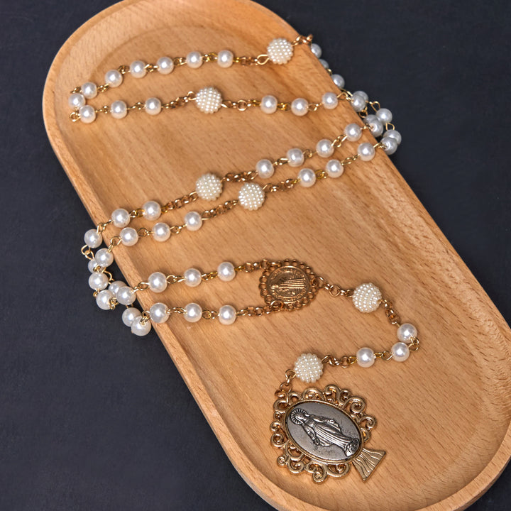 Christianartworkshop Medaglia di San Benedetto e Medaglia Miracolosa di Rosario con catena in lega di perle bianche rotonde da 6*10 mm - image 3