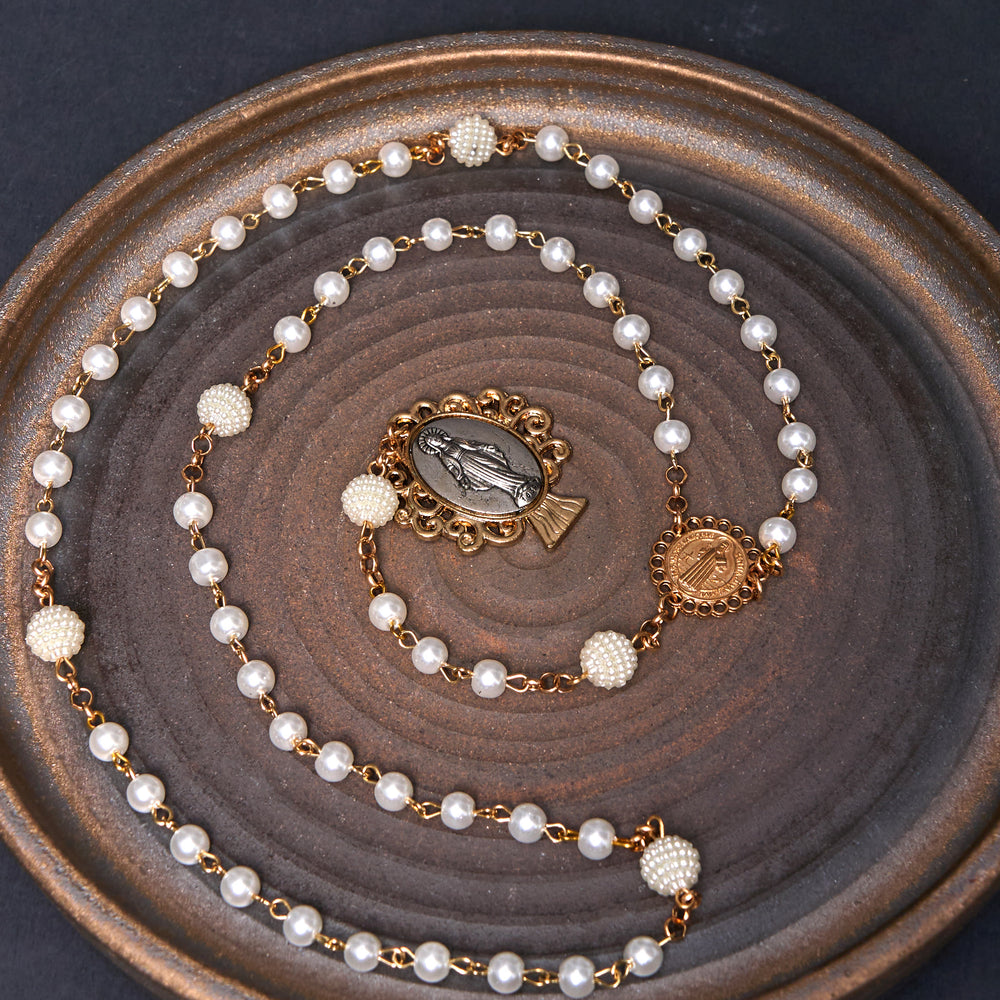 Christianartworkshop Medaglia di San Benedetto e Medaglia Miracolosa di Rosario con catena in lega di perle bianche rotonde da 6*10 mm - image 1