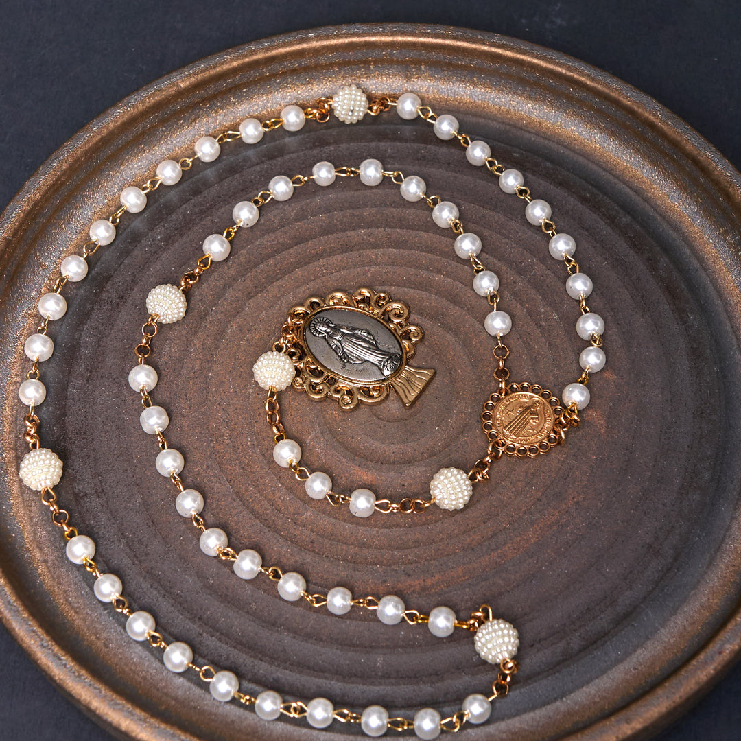Christianartworkshop Medaglia di San Benedetto e Medaglia Miracolosa di Rosario con catena in lega di perle bianche rotonde da 6*10 mm - image 1