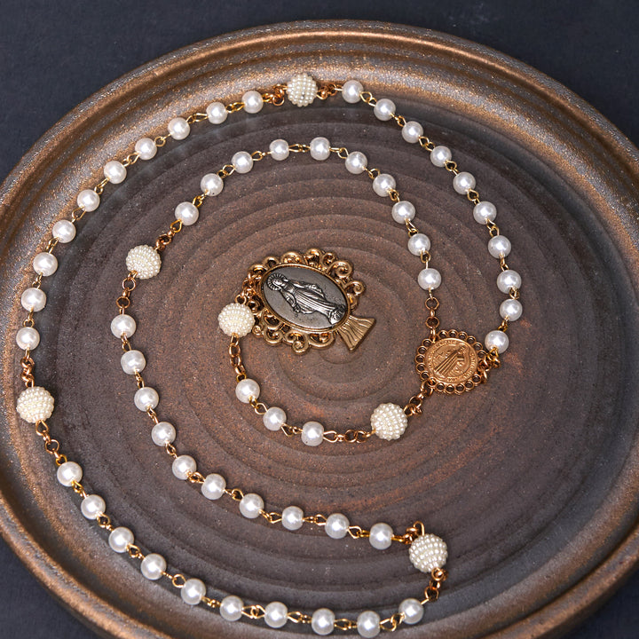 Christianartworkshop Medaglia di San Benedetto e Medaglia Miracolosa di Rosario con catena in lega di perle bianche rotonde da 6*10 mm - image 1