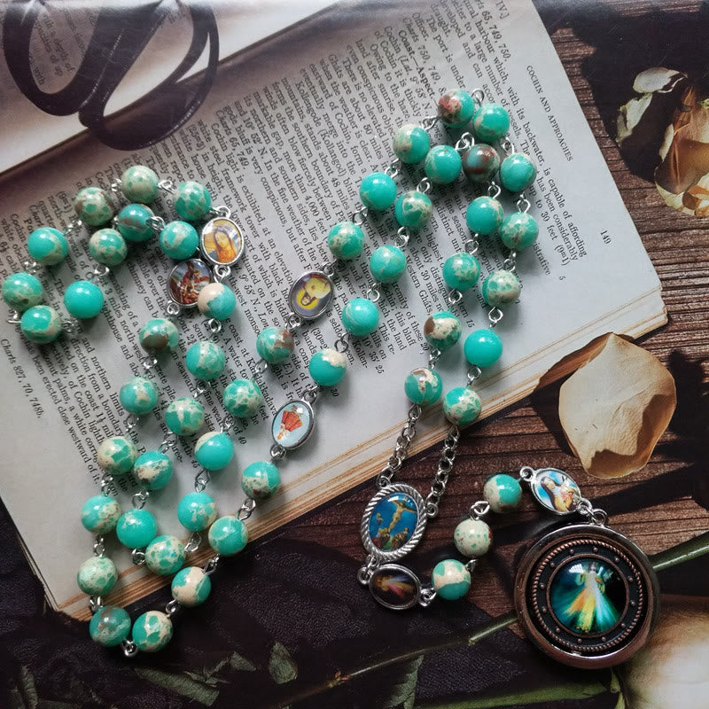 Christianartworkshop Crocifisso e Madonna con Bambino in lega di pietra di serpente verde rotonda da 8 mm Rosario - image 1